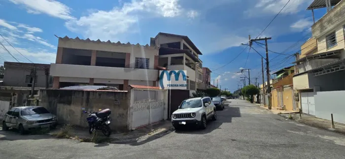 Ampla Casa linear, próxima ao Banco Itaú do Paraíso.