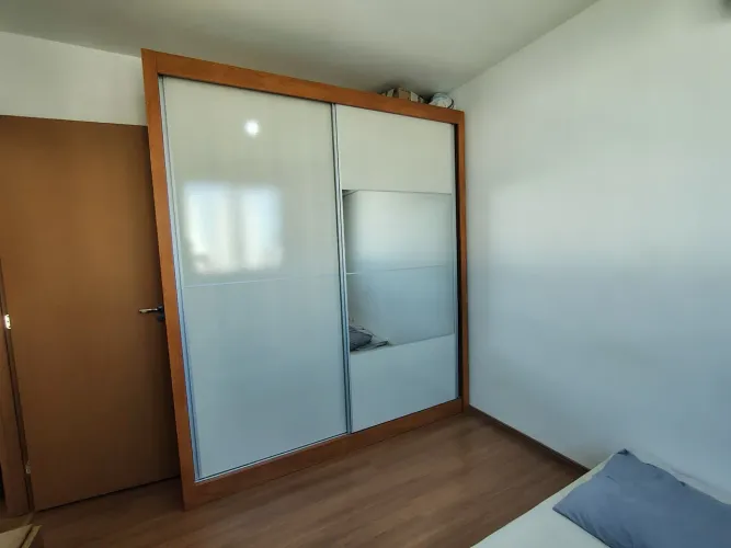 GUARDA ROUPA CASAL COM ESPELHO SEMINOVO