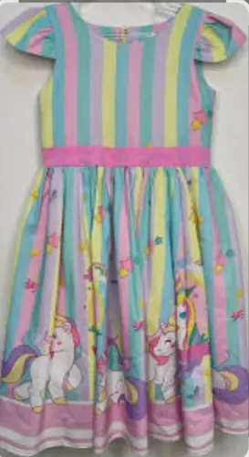 vestido infantil com estampa de unicórnios e listras coloridas em tons pastel, tamanho 10