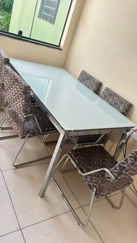 Vendo jogo de mesa com cadeiras