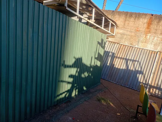 Tapume de aço altura 1.90 uns quadros de Metalon prontos pra usar
