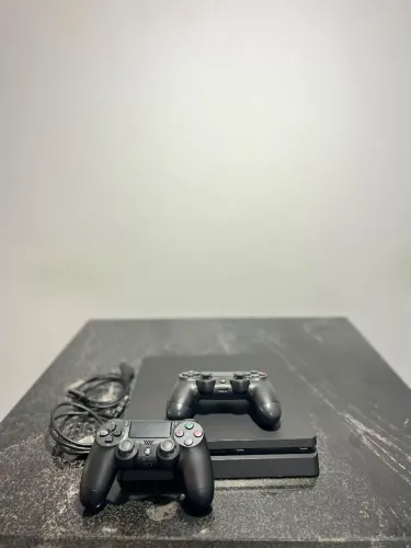 PS4 Slim + 2 Controles