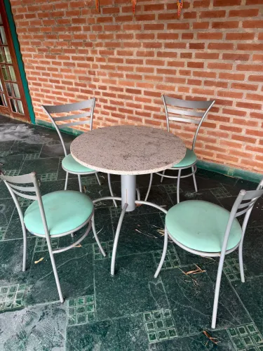 Mesinha de ferro varanda + 4 cadeiras