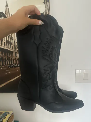 Bota preta (tamanho 37)