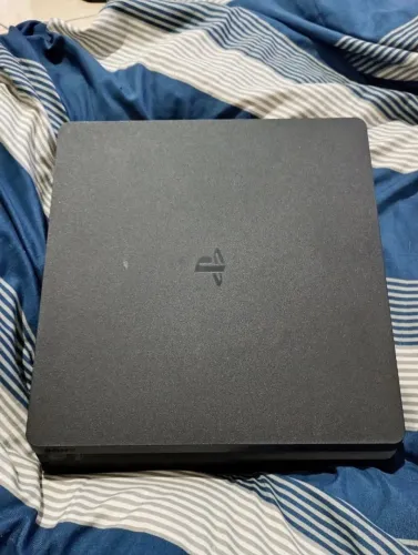 playstation 4 com jogos e 4 manetes no precinho