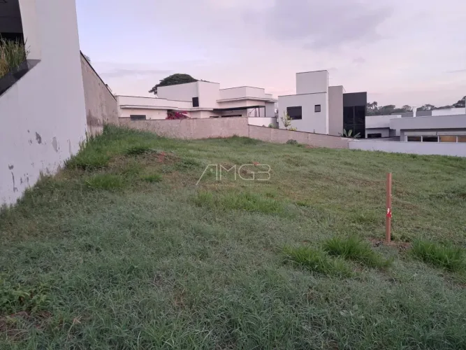 Terreno à venda no Condomínio Villa do Sol em Valinhos.
