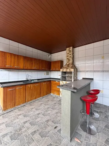 Térrea A venda possui 250 m2 sendo 677 de terreno com 04 suíte em bairro Jardim Cuiabá - C