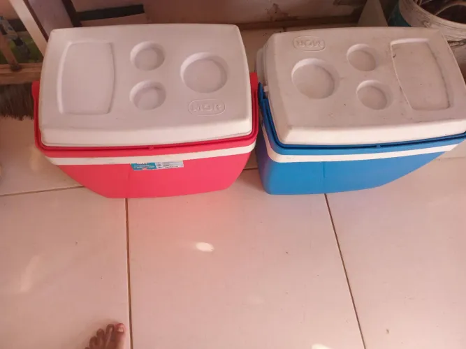 Mesa com 4 cadeiras, culer para conservar sua bebida gelada para eventos