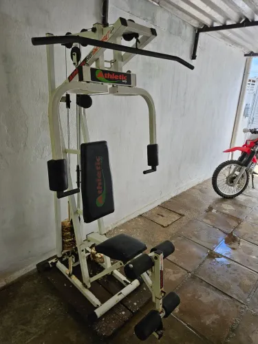 Vende se uma máquina Athletc acompanhado com os pesos. Capacidade para mais de 10 exercios
