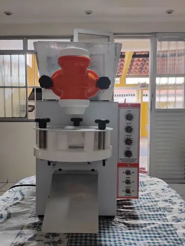 Máquina modeladora de salgados 