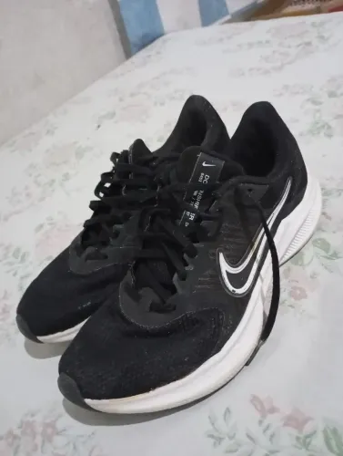 Vendo tênis Nike Masculino sem detalhes original para sair logo 