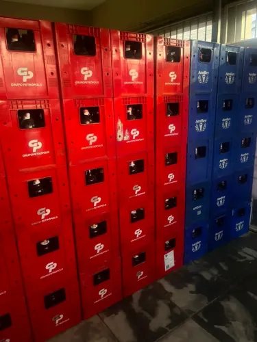 Grandes de cerveja e coca para vender 