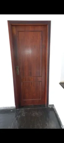 Porta madeira maciça 2,10x0,80 com batente , fechadura e dobradiças.