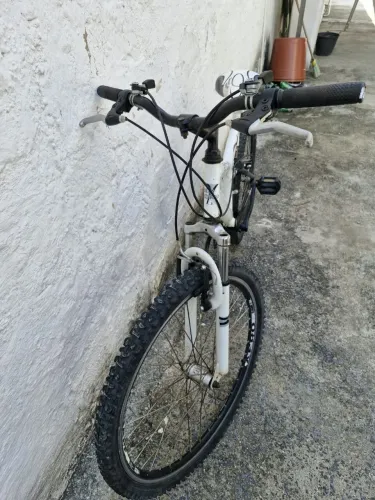 Bicicleta MTB com suspensão dianteira e traseira - Branca