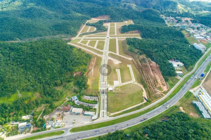Terreno 300M² no Condomínio Fechado Colinas de Camboriú Village