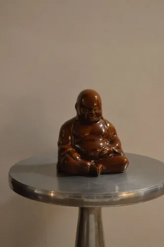 Escultura de Buda em cerâmica