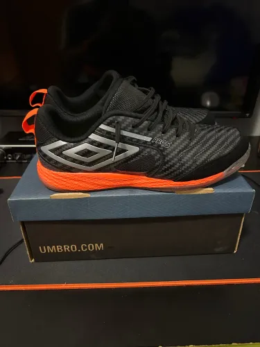 Chuteira Umbro pro 5 bump carbon