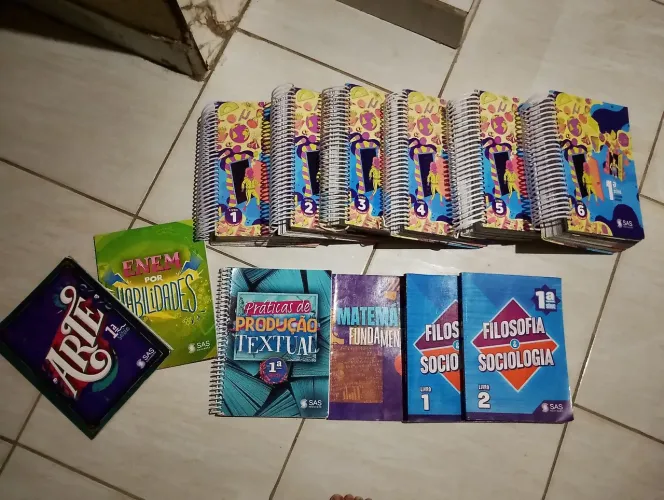 Livros do 1° Ano do Ensino médio. Sistema Ari de Sá 