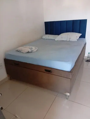 Cama box com colchão semi nova