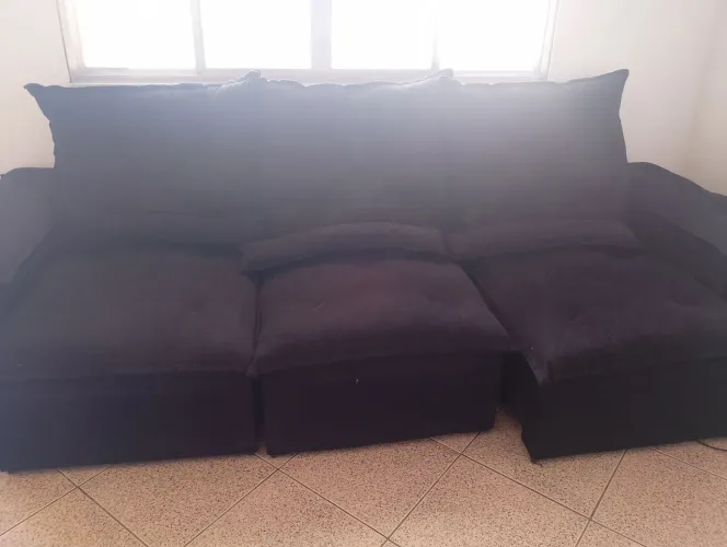 Sofá preto retrátil