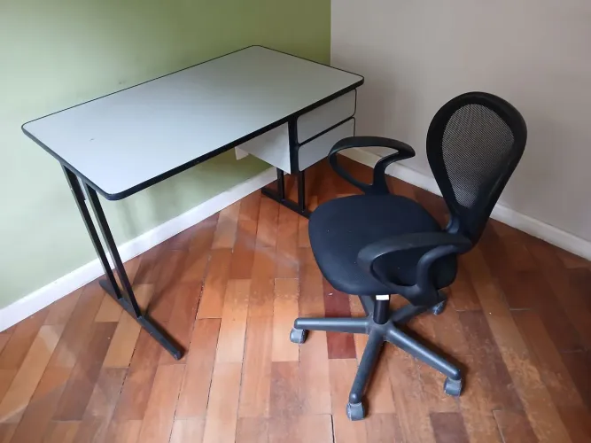 Mesa e cadeiras escritório