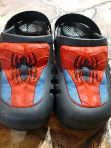 vende se Crocs do homem aranha ?