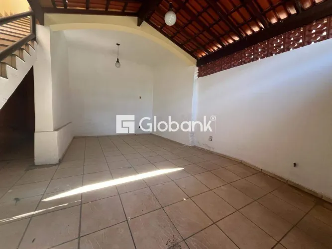 Casa para locação em Vila Guilhermina 180m2, 3 quartos sendo 1 suíte.