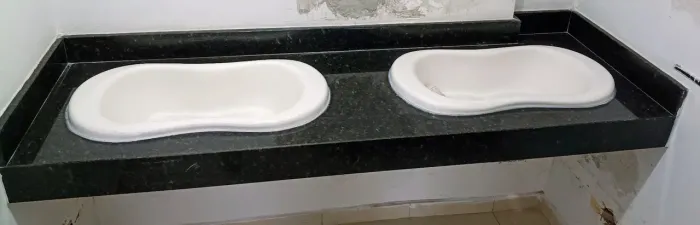 Bancada de mármore com 2 cubas para banho de crianças ou pet