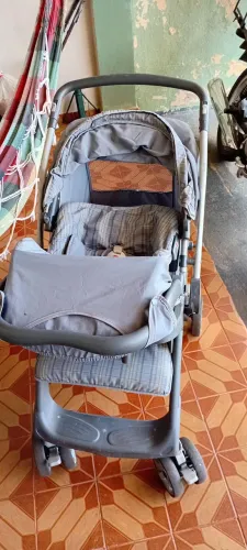 Carrinho de bebê com bebê conforto 