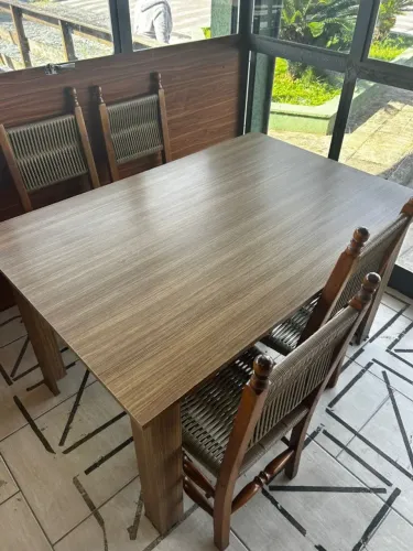 Mesa com Quadro cadeiras de madeira