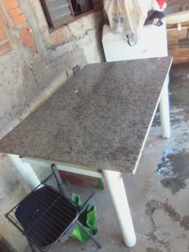 Vendo essa mesa mármore de 4 cadeiras valor 350 motivo mudança