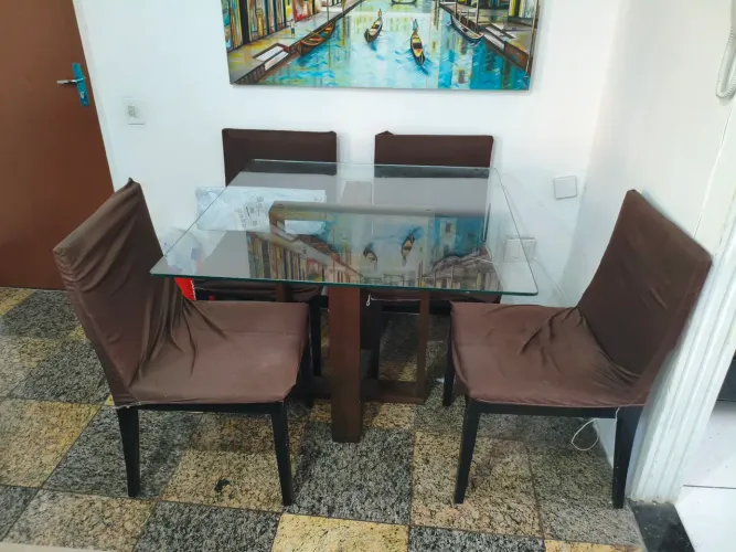 Conjunto mesa de jantar com 4 cadeiras.