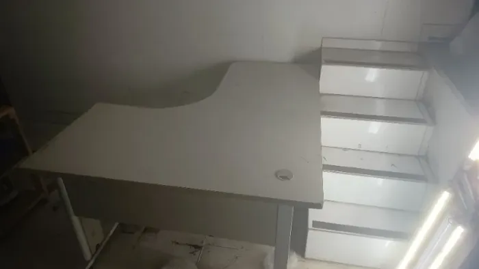 Mesa de escritório em L