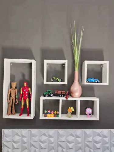 Vendo prateleiras com brinquedos