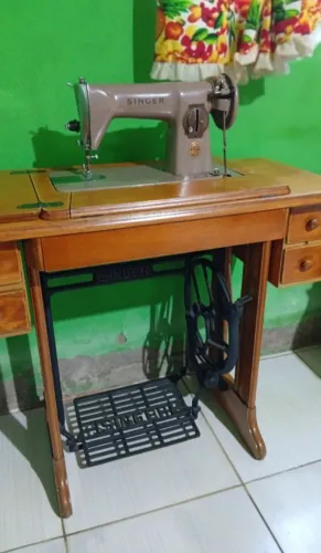 Máquina de costura Singer antiga com móvel