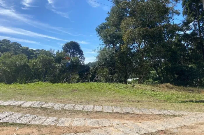 Terreno em Ponte da Saudade: Vista e Comodidade!