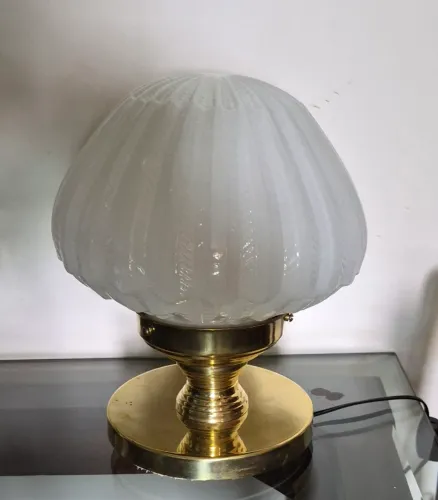 ART deco Luminária de mesa base madeira com metal dourado com cúpula opalina belíssima 