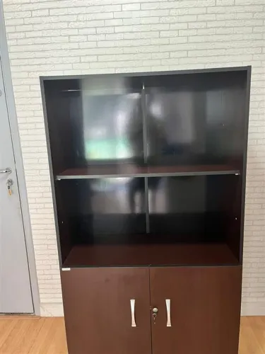 Armário/estante de escritório com portas, prateleiras e chave