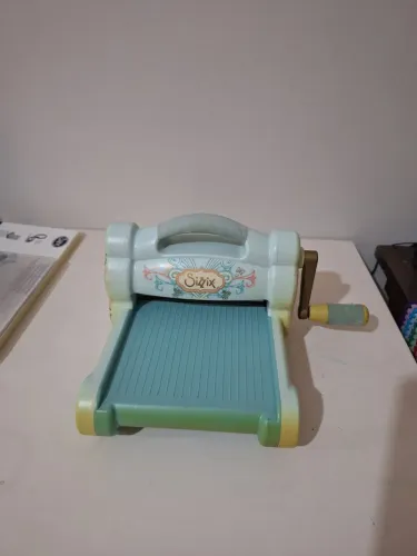 Maquina de corte e relevo - Big Shot Sizzix + Kit de placas e facas