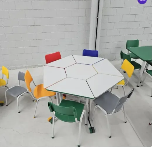 Conjunto Hexagonal Infantil 6 mesas, 6 cadeiras e 1 mesa de centro