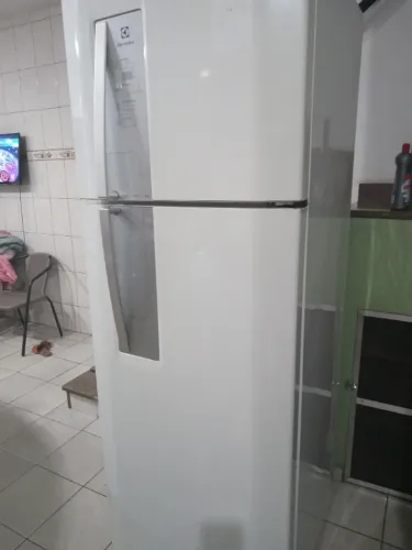 Geladeira Electrolux DF 52 em ótimo estado de conservação