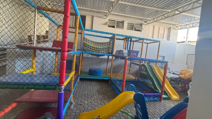 Brinquedao 2 andares com escorregador usado mas em ótimo estado