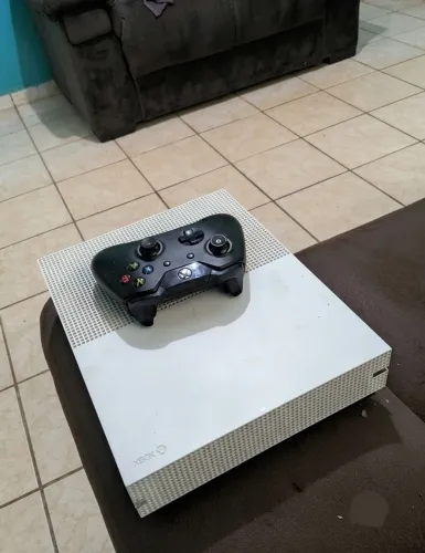 Xbox one S + controle (troco por pc ou celular, também aceito outras coisas)