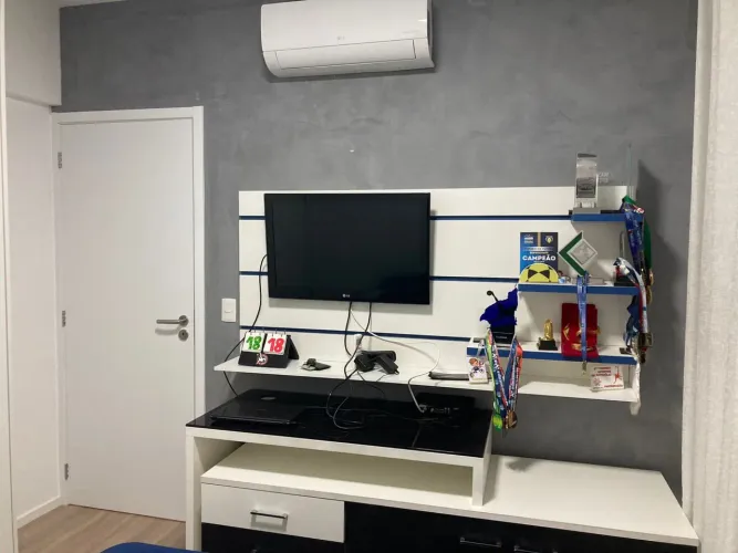 Painel de madeira azul e branco
