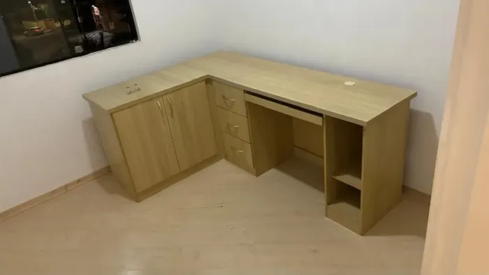Escrivaninha mesa em L com gavetas, portas e bandeja de teclado