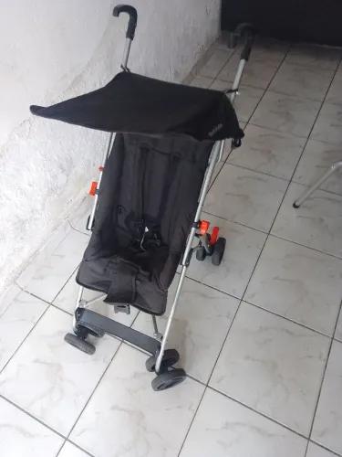 Carrinho de bebê semi-novo