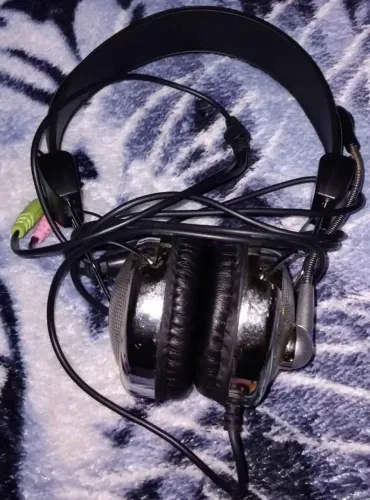 Fone HeadSet com fio em ótimo estado