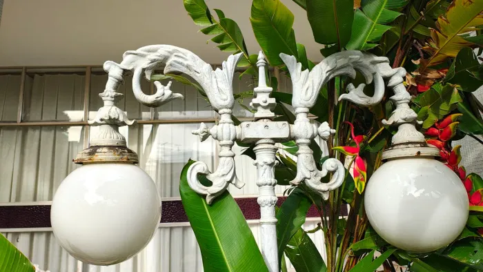 Poste de luz ornamental antigo em ferro fundido