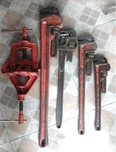 Chaves de Grifo e morsa de tubos.
