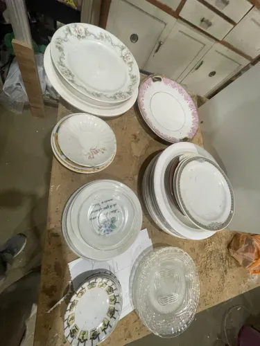 Lote de pratos e talheres usados sortidos 
